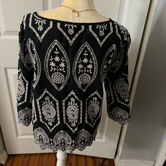 EUC Black & White Embroidered Top - Picture 3 of 4
